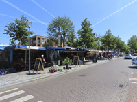 901707 Gezicht op enkele kramen op de wekelijkse warenmarkt op de Hindersteinlaan te Vleuten (gemeente Utrecht).